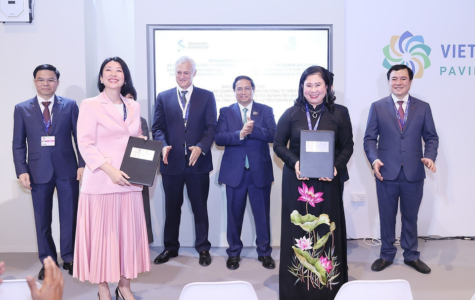 Thủ tướng Phạm Minh Chính và ông Bill Winters, Tổng Giám đốc toàn cầu Ngân hàng Standard Chartered chứng kiến trao văn kiện hợp tác. (Ảnh: Dương Giang/TTXVN)