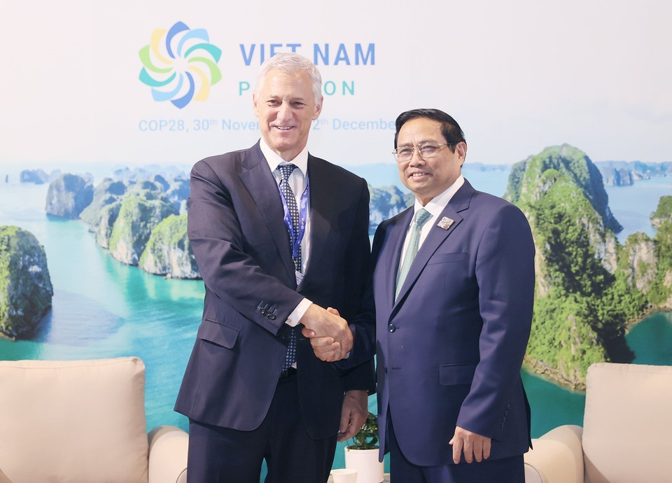 Thủ tướng Phạm Minh Chính tiếp ông Bill Winters, Tổng Giám đốc toàn cầu Ngân hàng Standard Chartered. (Ảnh: Dương Giang/TTXVN)