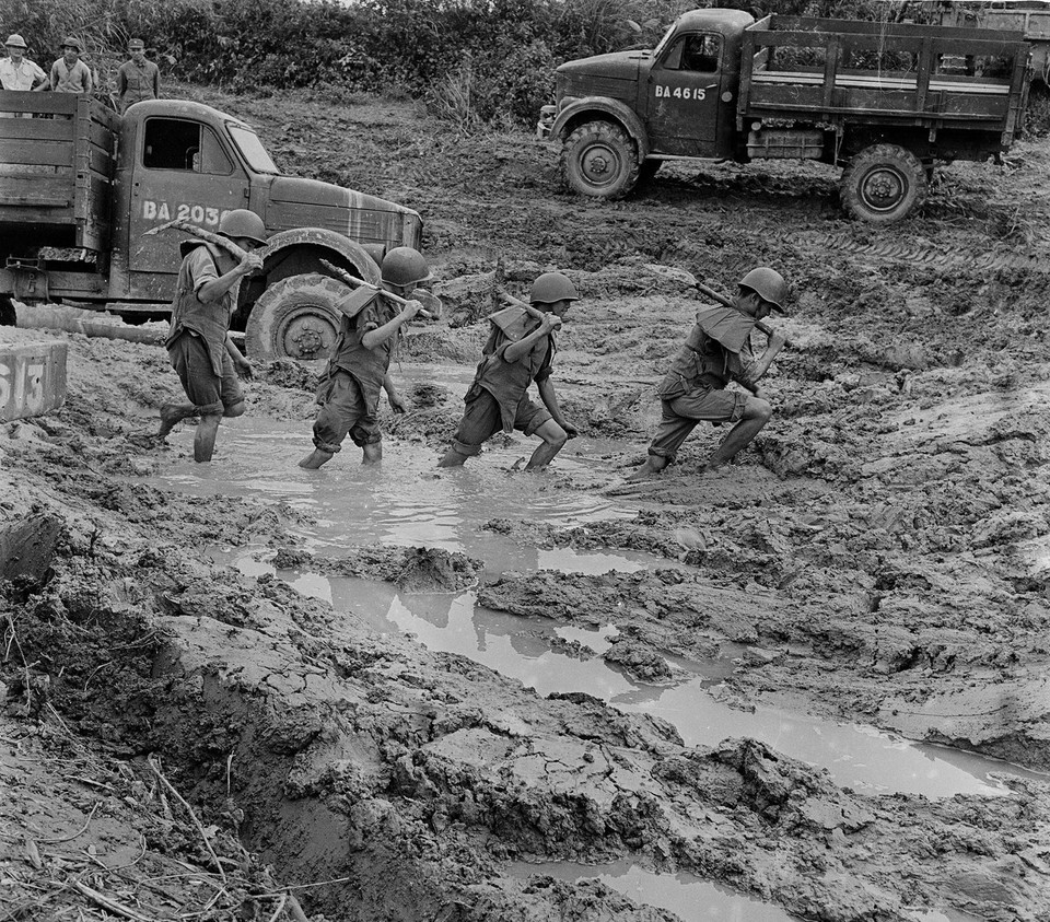 Bức ảnh "Vượt lầy" trong Bộ ảnh "Đường 20 Quyết Thắng" đạt Giải thưởng Nhà nước về Văn học Nghệ thuật (lĩnh vực nhiếp ảnh) năm 2017. (Ảnh: Hứa Kiểm/TTXVN)