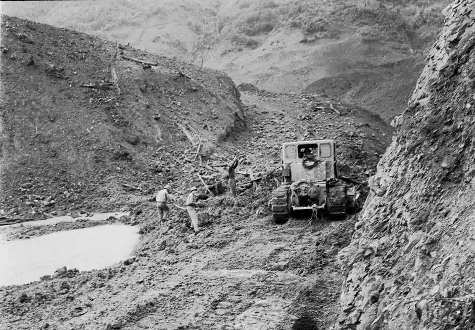 Bức ảnh "Mở đường qua ngầm Tà Lê sau trận bom của máy bay B-52 Mỹ" trong Bộ ảnh "Đường 20 Quyết Thắng" đạt Giải thưởng Nhà nước về Văn học Nghệ thuật (lĩnh vực nhiếp ảnh) năm 2017. (Ảnh: Hứa Kiểm/TTXVN)