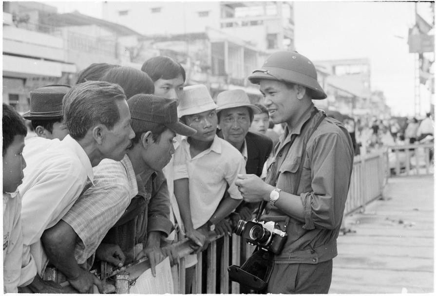 Nhà báo Hứa Kiểm, thành viên tổ phóng viên mũi nhọn của Việt Nam Thông tấn xã-Thông tấn xã Giải phóng trong chiến dịch Hồ Chí Minh mùa xuân 1975, gặp gỡ người dân trên đường phố Sài Gòn, sáng 30/4/1975. (Ảnh: TTXVN)