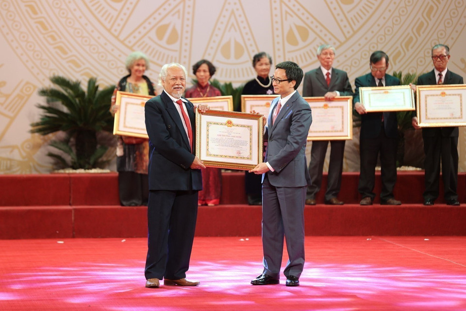 Nhà báo Hứa Kiểm có nhiều tác phẩm phản ánh chân thực và sinh động cuộc chiến bảo vệ độc lập tự do của dân tộc, trong đó nổi tiếng nhất là bộ ảnh "Đường 20 Quyết Thắng" đạt Giải thưởng Nhà nước về Văn học Nghệ thuật (lĩnh vực nhiếp ảnh) năm 2017. Phó Thủ tướng Vũ Đức Đam trao Giải thưởng Nhà nước về Văn học Nghệ thuật (lĩnh vực nhiếp ảnh) năm 2017 cho Nhà báo Hứa Kiểm, sáng 20/5/2017. (Ảnh: Danh Lam/TTXVN)