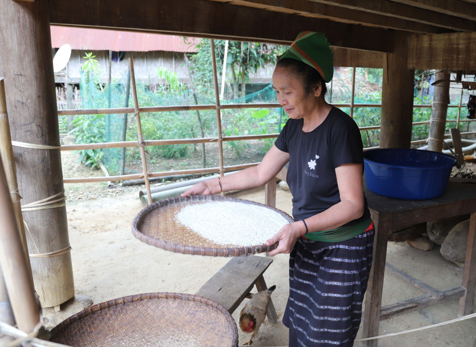 Phụ nữ dân tộc Thái ở bản Na Ngân, xã Nga My sàng sảy gạo. (Ảnh: Xuân Tiến/TTXVN)