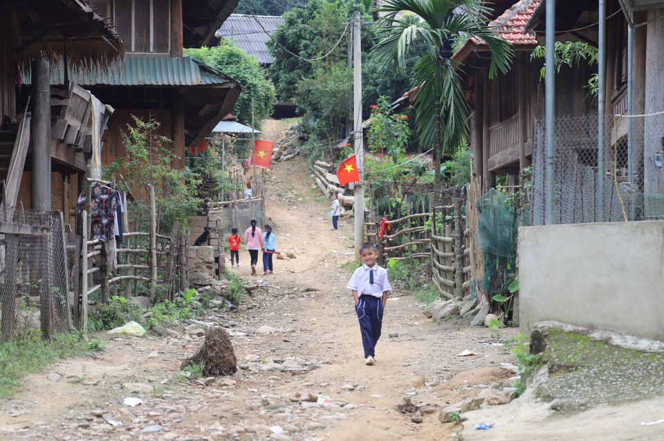 Học sinh là con em đồng bào dân tộc Thái bản Na Ngân, xã Nga My vui bước đến trường. (Ảnh: Xuân Tiến/TTXVN)