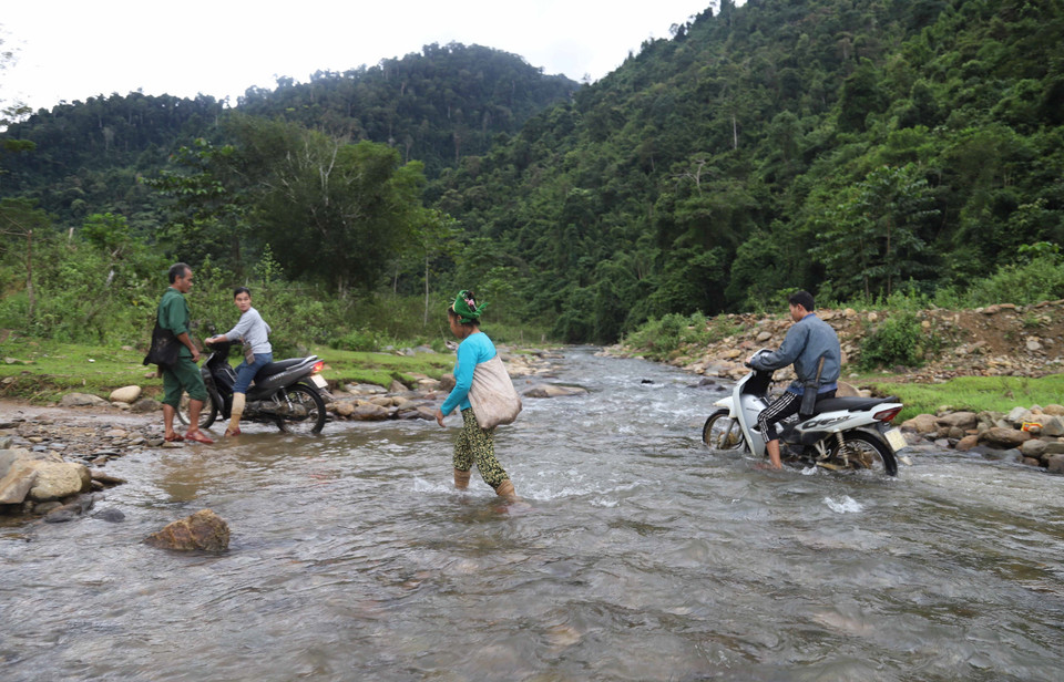 Con đường độc đạo nối trung tâm xã Nga My đến bản Na Ngân phải qua nhiều đoạn suối do dòng Nậm Ngân chia cắt. (Ảnh: Xuân Tiến/TTXVN)