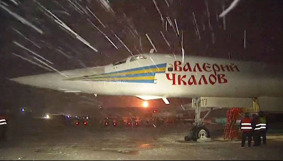 Máy bay ném bom chiến lược hạng nặng Tu-160 của Nga chuẩn bị thực hiện không kích. (Ảnh: Bộ Quốc phòng Nga)