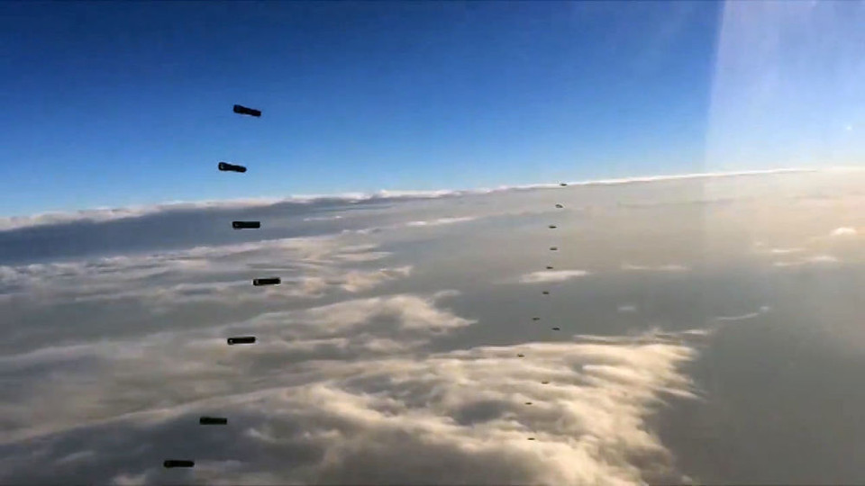 Máy bay Nga thả bom không dẫn đường vào mục tiêu của IS. (Ảnh: Bộ Quốc phòng Nga)