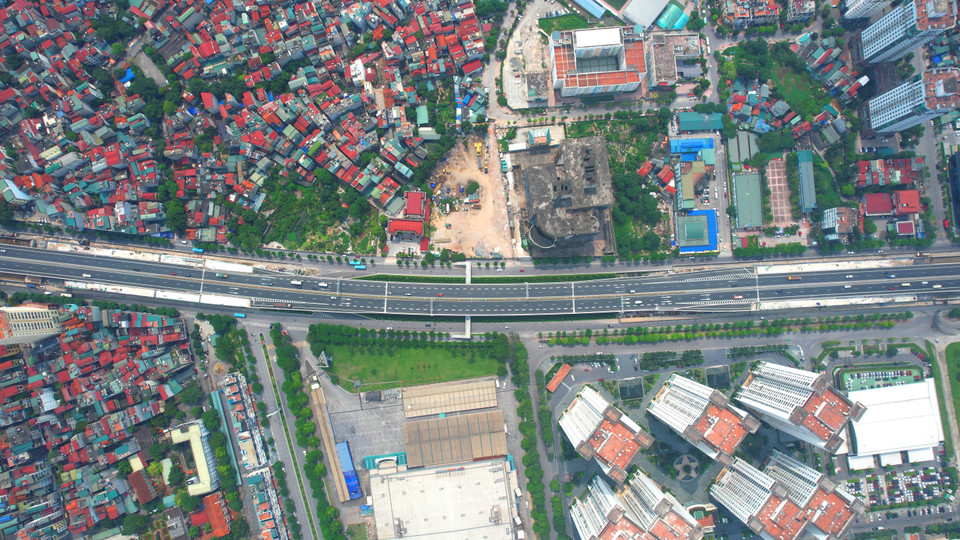 Sau thời gian đưa vào khai thác, sử dụng, Bộ Giao thông Vận tải tiếp tục chỉ đạo Ban Quản lý dự án Thăng Long triển khai, tổ chức thi công hoàn chỉnh 6 nhánh Ram lên/xuống tại các nút giao Hoàng Quốc Việt, Cổ Nhuế, Nam Thăng Long. (Ảnh: Văn Hào/Vietnam+)