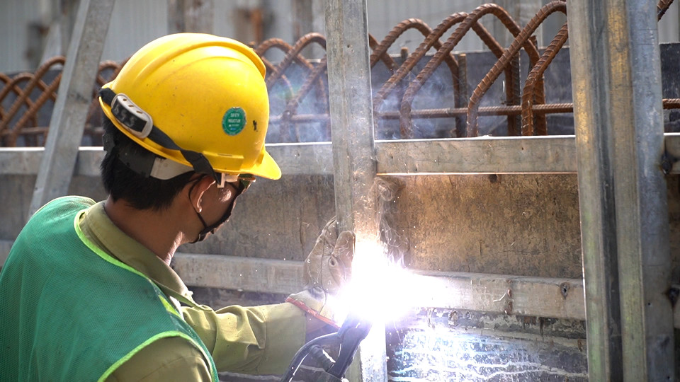 Công nhân liên tục làm việc tăng ca để kịp tiến độ bàn giao công trình. (Ảnh: Văn Hào/Vietnam+)