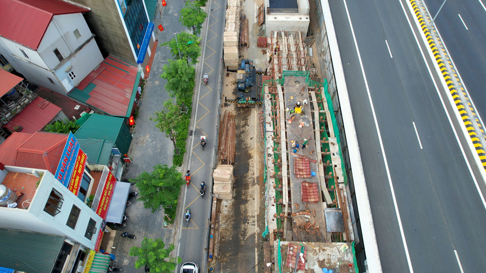 Đơn vị đang thi công nhánh Ram lên/xuống đoạn Cổ Nhuế-Công Viên Hoà Bình. (Ảnh: Văn Hào/Vietnam+)