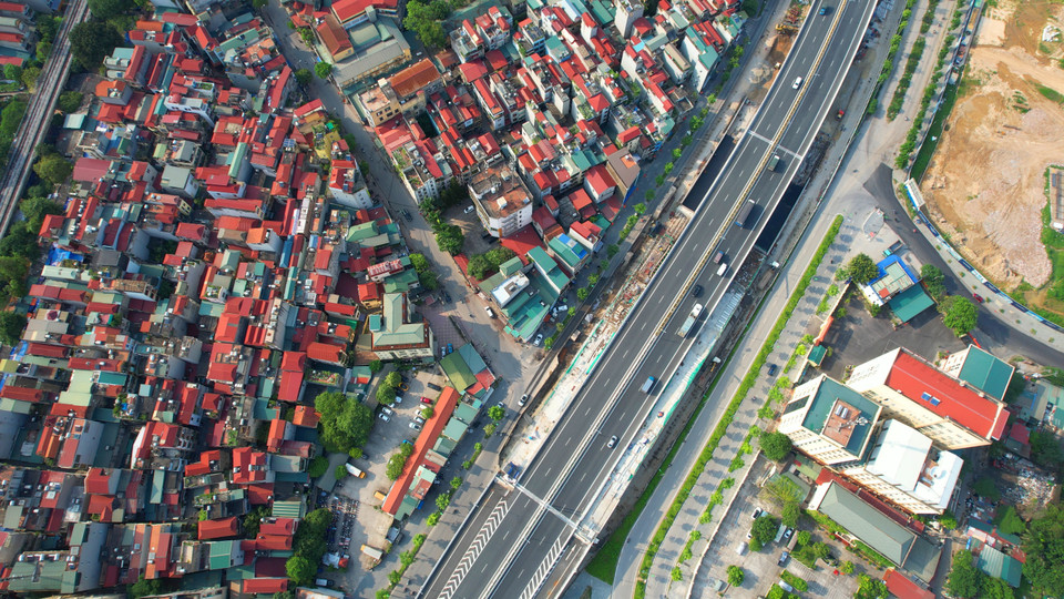 Dự án cầu cạn Mai Dịch-Nam Thăng Long được thiết kế theo tiêu chuẩn đường cao tốc, quy mô 4 làn xe chạy, vận tốc thiết kế 100km/giờ, bề rộng cầu cạn bêtông rộng 24m. (Ảnh: Văn Hào/Vietnam+)