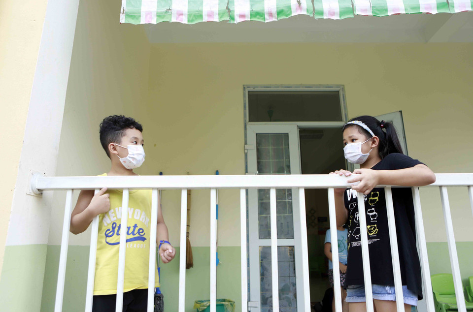 Hai học sinh chuyện trò bên hiên phòng cách ly. (Ảnh: Hoàng Hùng/TTXVN)