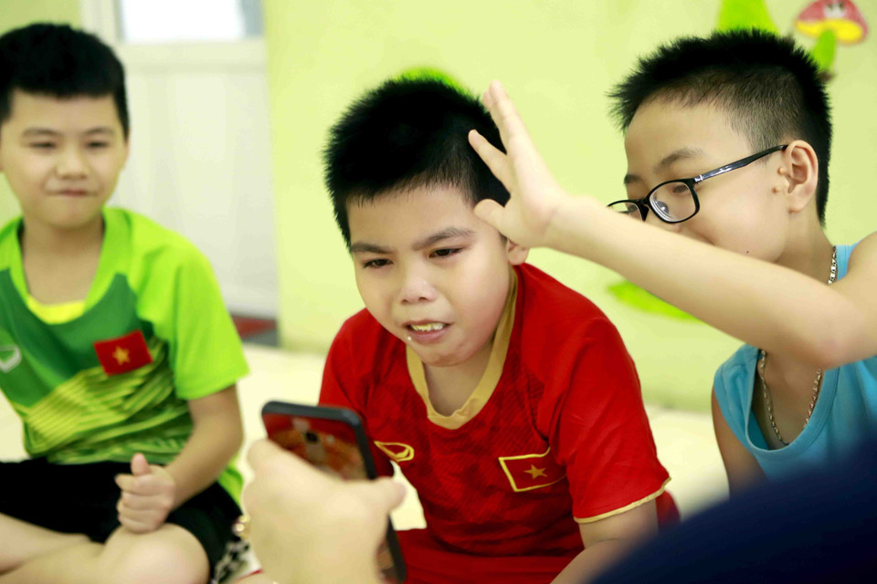 Một học sinh vừa ăn vừa khóc được cô giáo gọi điện thoại để bố động viên an ủi. (Ảnh: Hoàng Hùng/TTXVN)