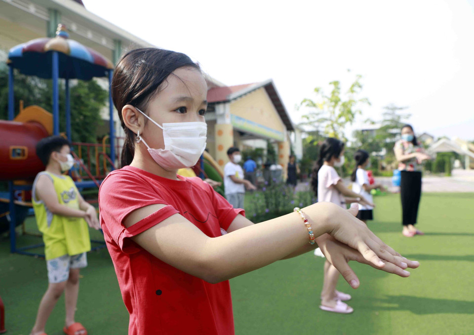 Vũ điệu Rửa tay của các học sinh, giáo viên Trường tiểu học Lưu Quý An, thành phố Phúc Yên tại địa điểm cách ly. (Ảnh: Hoàng Hùng/TTXVN)