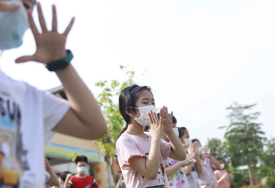 Vũ điệu Rửa tay của các học sinh, giáo viên Trường tiểu học Lưu Quý An, thành phố Phúc Yên tại địa điểm cách ly . (Ảnh: Hoàng Hùng/TTXVN)