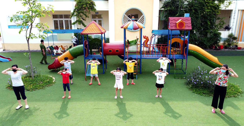 Bài hát múa "Ghen Cô vy " của các học sinh, giáo viên Trường tiểu học Lưu Quý An, thành phố Phúc Yên tại địa điểm cách ly . (Ảnh: Hoàng Hùng/TTXVN)