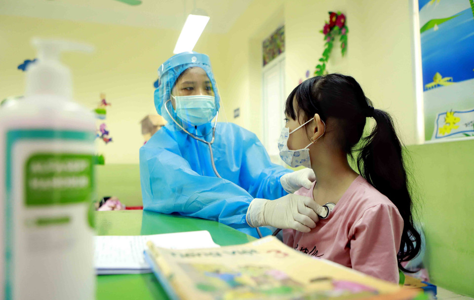 Kiểm tra sức khỏe cho học sinh tại phòng cách ly. (Ảnh: Hoàng Hùng/TTXVN)