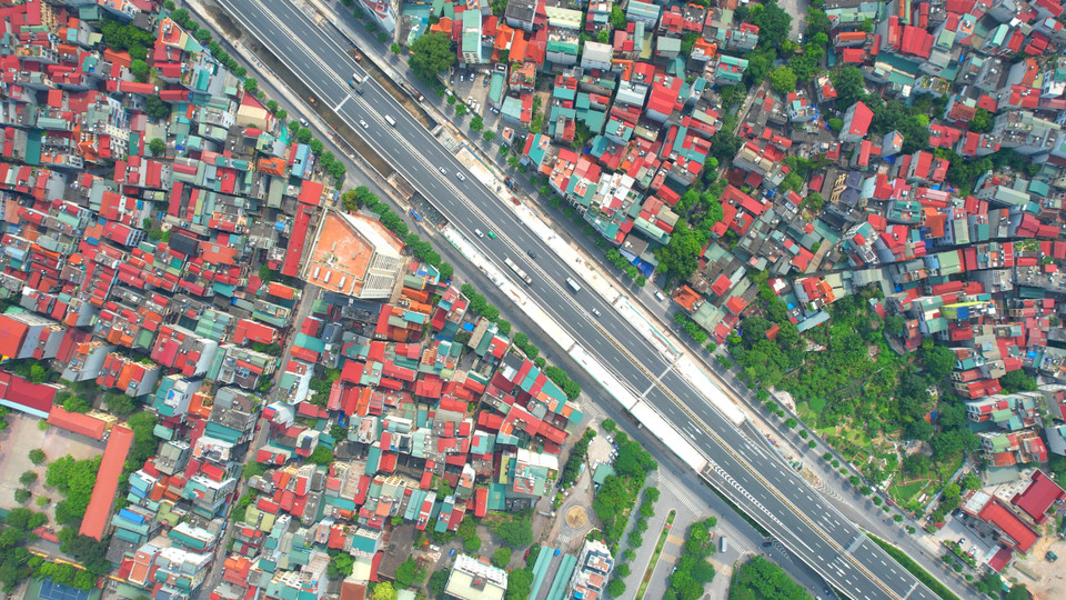 Đơn vị thi công cho biết: “Điến thời điểm hiện nay, tiến độ thi công toàn bộ 6 Ram lên/xuống đã đạt được 75% khối lượng xây lắp, theo đúng tiến độ hợp đồng ký kết giữa các nhà thầu và Ban Quản lý dự án Thăng Long. Công trình dự kiến hoàn thành, bàn giao công trình đúng tiến độ và đảm bảo chất lượng.” (Ảnh: Văn Hào/Vietnam+)