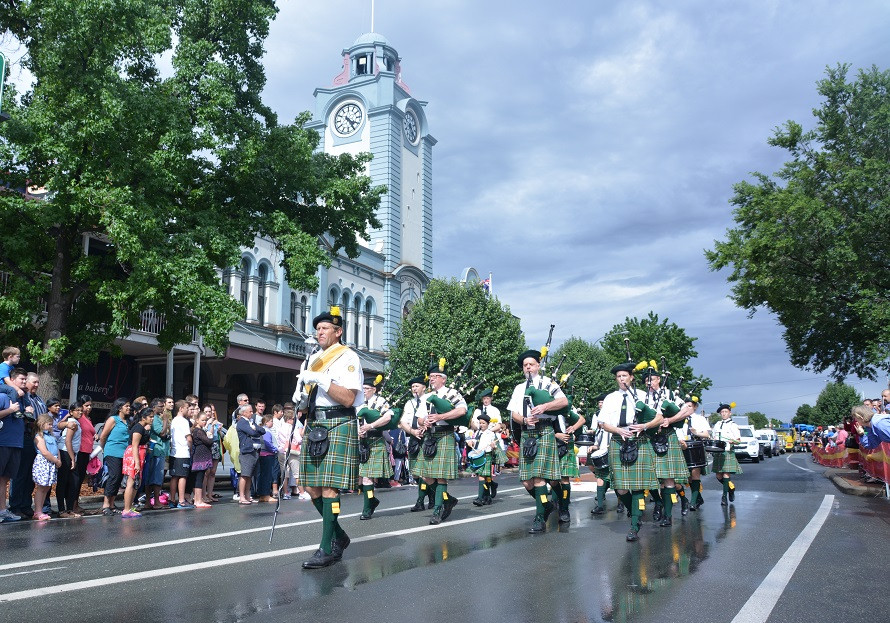 Lễ diễu hành của người dân thị trấn Young-thủ phủ trồng cherry của bang New South Wales. (Ảnh: Võ Giang/Vietnam+)