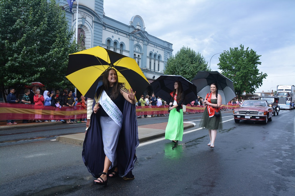 Lễ diễu hành của người dân thị trấn Young-thủ phủ trồng cherry của bang New South Wales. (Ảnh: Võ Giang/Vietnam+)