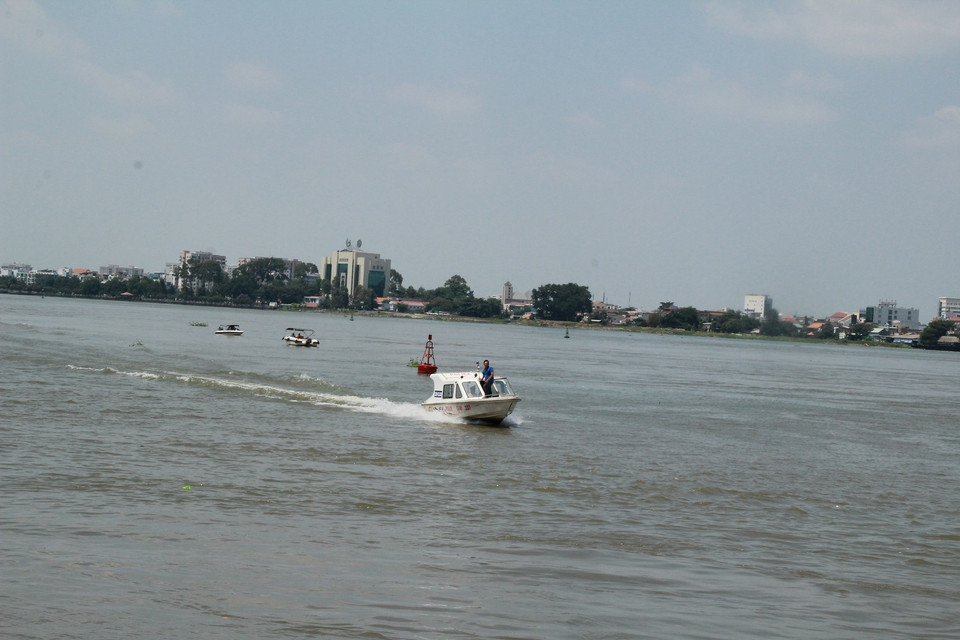 Lực lượng chức năng tổ chức lực lượng tìm kiếm người mất tích. (Ảnh: Sỹ Tuyên/Vietnam+)