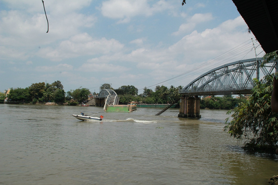Theo thông tin ban đầu, có 2 người ngồi trên cầu bị rơi xuống sông và được tàu cá gần đó cứu sống. (Ảnh: Sỹ Tuyên/Vietnam+)
