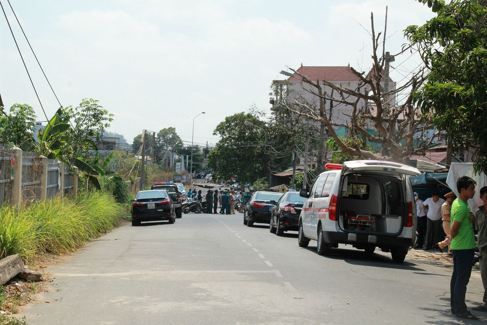 Vụ tai nạn cũng gây ách tắc giao thông đường bộ. (Ảnh: Sỹ Tuyên/Vietnam+)