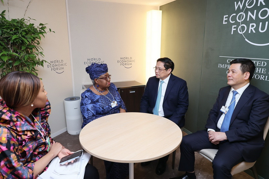 Thủ tướng Phạm Minh Chính gặp Tổng Giám đốc Tổ chức Thương mại Thế giới (WTO) Ngozi Okonjo-Iweala. (Ảnh: Dương Giang/TTXVN)