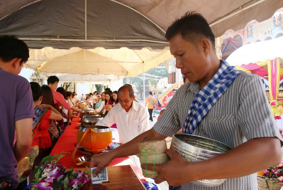 Rất đông người dân Lào tới dự lễ Tắt bạt. (Ảnh: Phạm Kiên/Vietnam+)