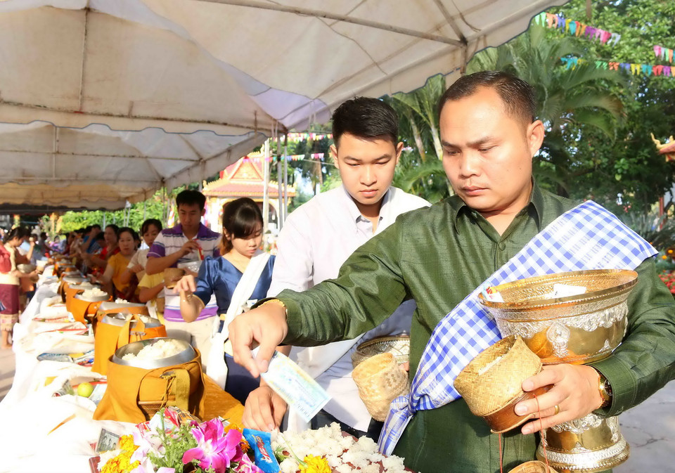 Dù là đàn ông, đàn bà, hay người già thì vào ngày này, việc đi Tắt bạt là trách nhiệm của mỗi Phật tử. (Ảnh: Phạm Kiên/Vietnam+)