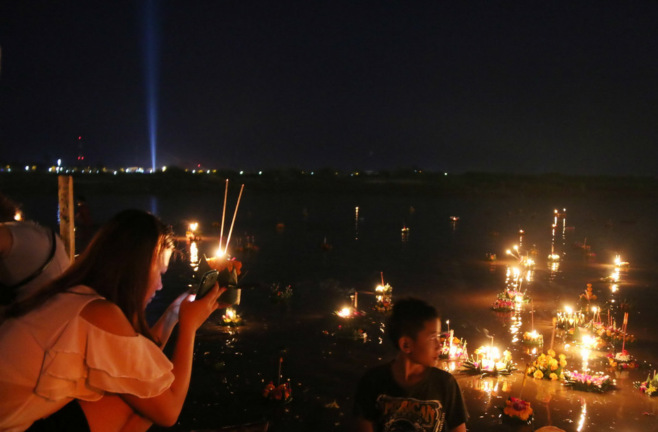 Cô gái cầu mong những điều tốt đẹp đến với mình. (Ảnh: Phạm Kiên/Vietnam+)