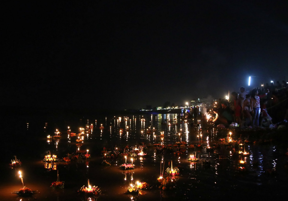 Hàng vạn những chiếc bè nhỏ, tượng trưng cho những ước mơ của con người muốn gửi cho dòng sông Mẹ để cầu xin một cuộc sống hạnh phúc và tươi sáng hơn. (Ảnh: Phạm Kiên/Vietnam+)