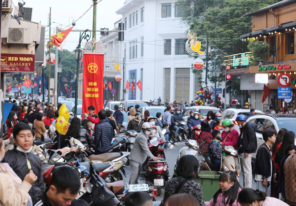 Khu vực bán kem phố Tràng Tiền đông đúc người đến mua, thưởng thức kem chiều 30 Tết. (Ảnh: Hoàng Hiếu/TTXVN)