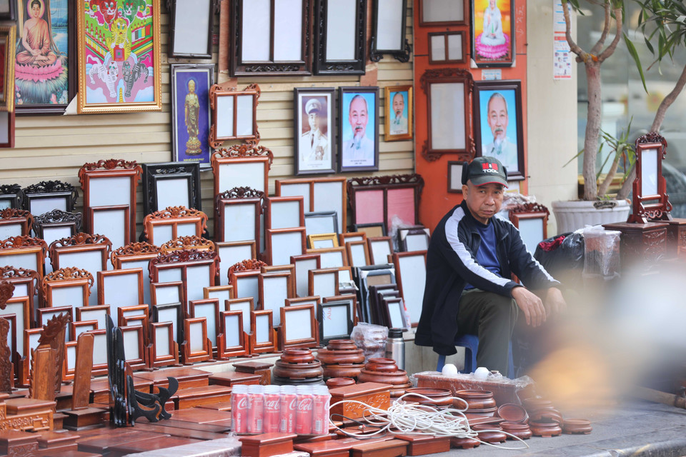 Chiều cuối năm Nhâm Dần của một người bán hàng phố Ngõ Gạch. (Ảnh: Hoàng Hiếu/TTXVN)