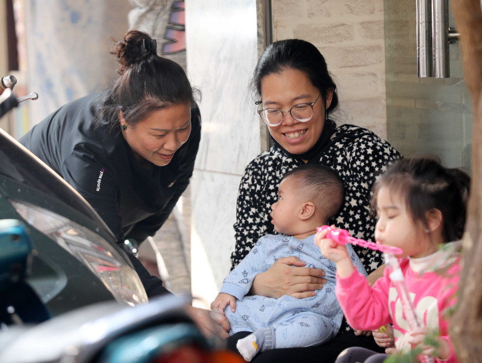 Niềm vui của người dân Hà thành chiều 30 Tết. (Ảnh: Hoàng Hiếu/TTXVN)