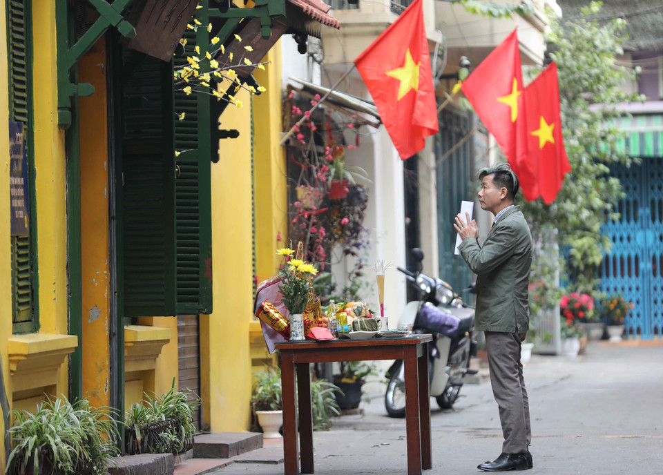 Một gia chủ ngõ Yên Thành làm lễ cúng chiều 30 Tết. (Ảnh: Hoàng Hiếu/TTXVN)