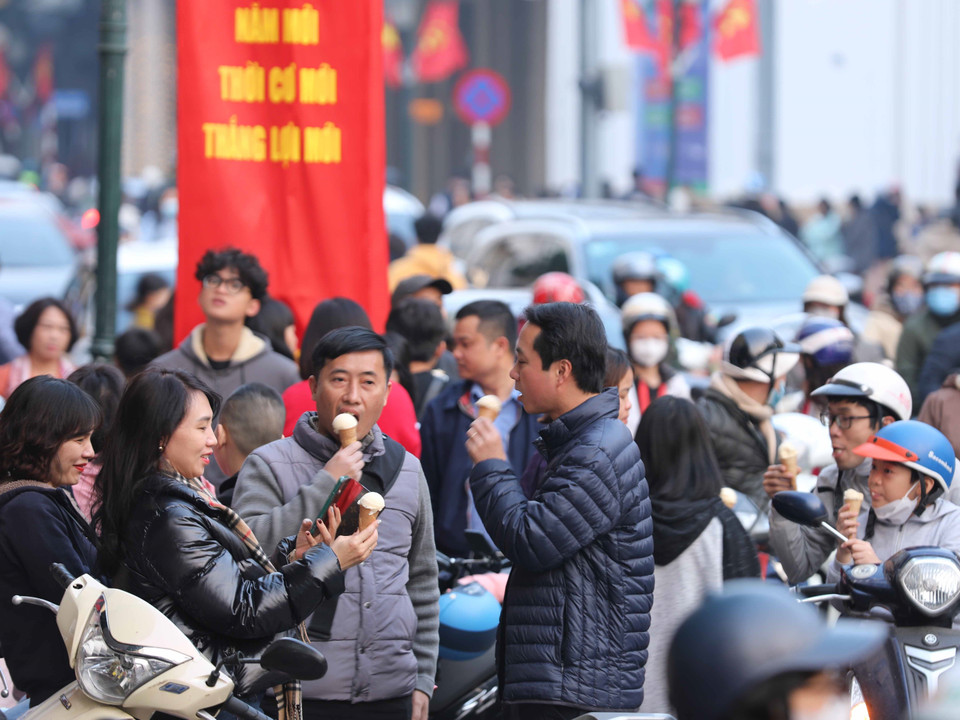 Nhiều người chọn Kem Tràng Tiền là điểm đến, thưởng thức một hương vị rất riêng của Hà Nội chiều 30 Tết. (Ảnh: Hoàng Hiếu/TTXVN)