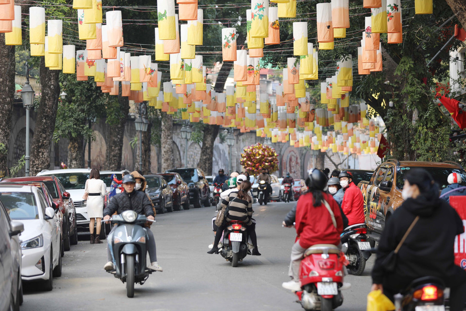 Phố Phùng Hưng chiều 30 Tết. (Ảnh: Hoàng Hiếu/TTXVN)