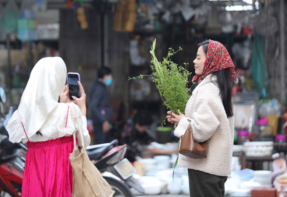 Chụp ảnh, lưu giữ kỷ niệm chiều 30 Tết trên phố Hàng Khoai. (Ảnh: Hoàng Hiếu/TTXVN)