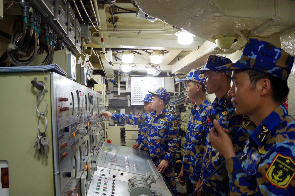 Cán bộ, chiến sỹ Hải quân luôn sẵn sàng chiến đấu trong mọi tình huống. (Ảnh: TTXVN phát)