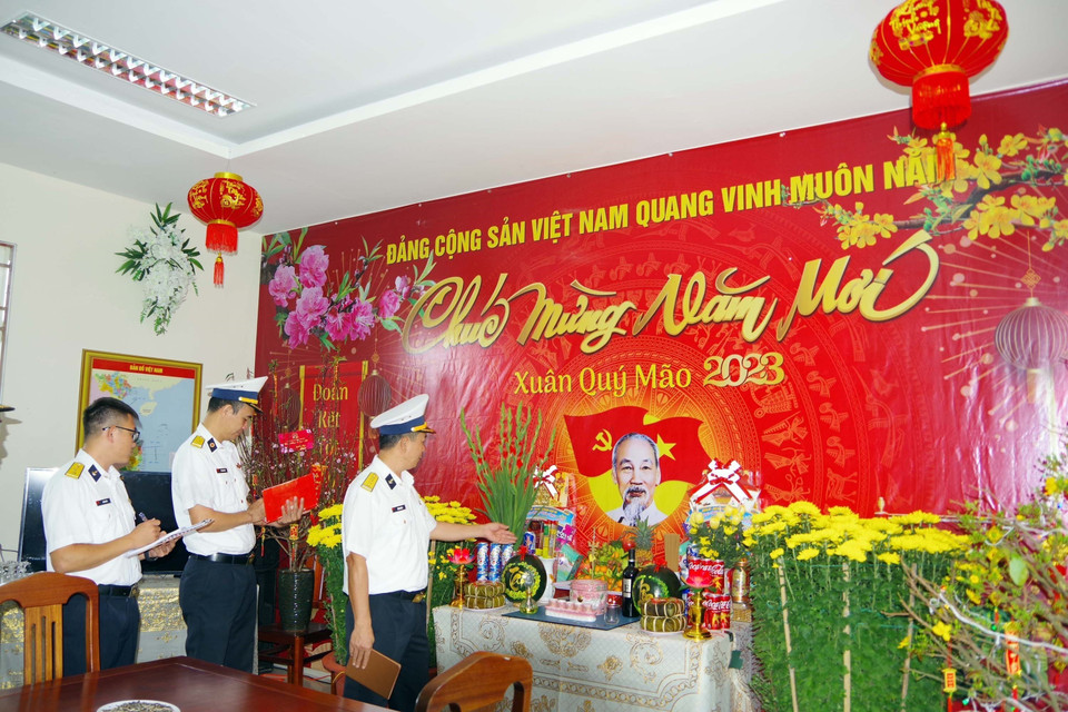 Cán bộ, chỉ huy chấm thi trang trí phòng đón Tết. (Ảnh: TTXVN phát)