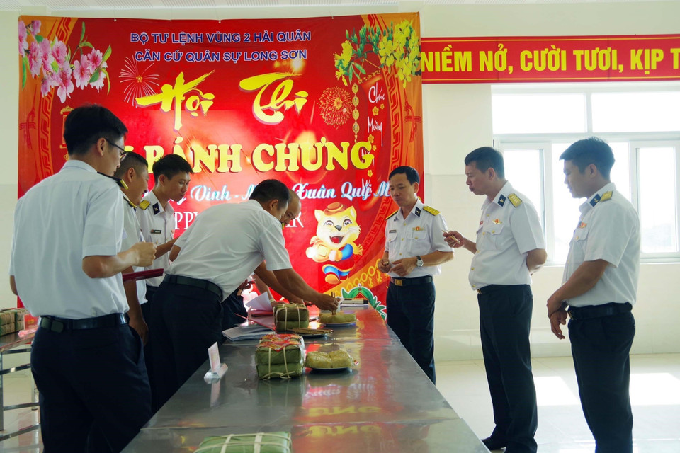 Cán bộ, chỉ huy chấm thi gói bánh chưng. (Ảnh: TTXVN phát)