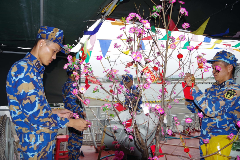 Các chiến sỹ trang trí phòng đón Tết. (Ảnh: TTXVN phát)