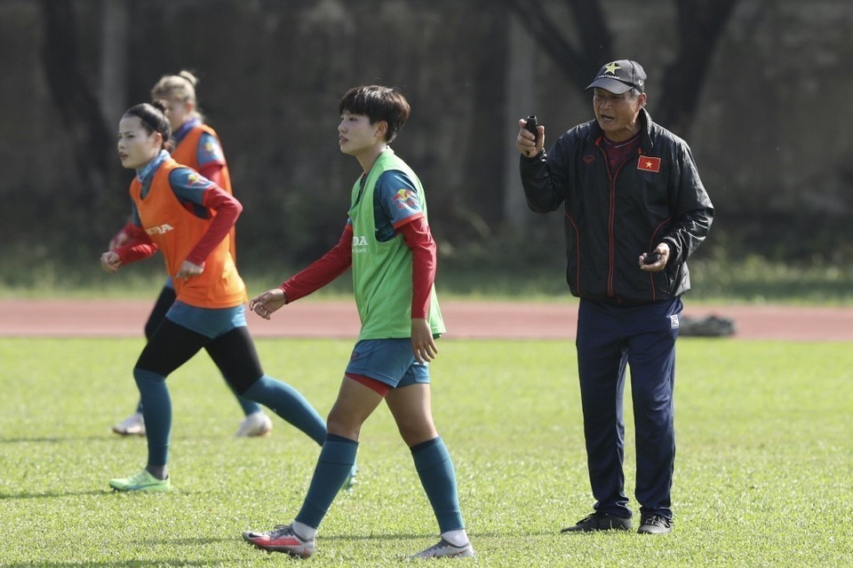 Huấn luyện viên trưởng Mai Đức Chung luôn theo sát các cầu thủ trong buổi tập luyện. (Ảnh: Minh Quyết/TTXVN)