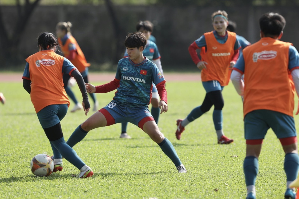 Các cầu thủ Đội tuyển Nữ Việt Nam tập luyện dưới cái nóng lên đến 40 độ C. (Ảnh: Minh Quyết/TTXVN)