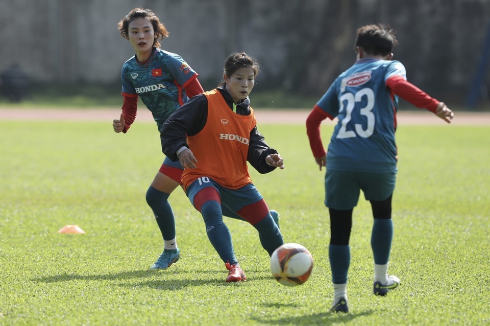 Các cầu thủ Đội tuyển Nữ Việt Nam tập luyện dưới cái nóng lên đến 40 độ C. (Ảnh: Minh Quyết/TTXVN)