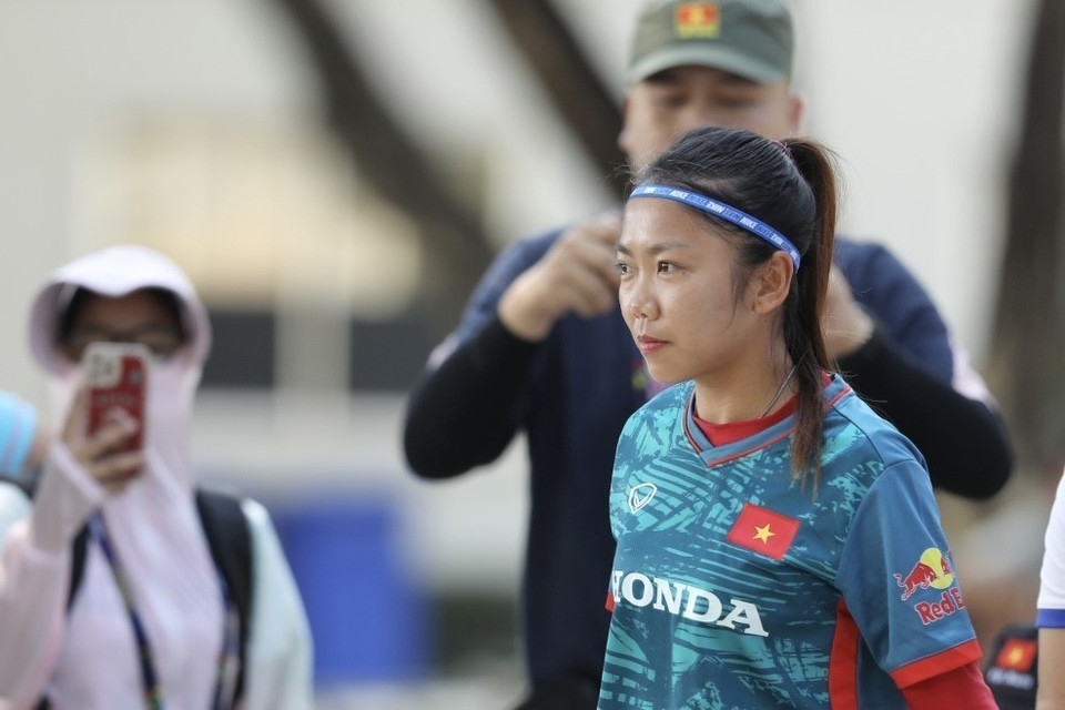 Đội trưởng Huỳnh Như có mặt cùng đồng đội trong buổi tập đầu tiên trên đất Campuchia. (Ảnh: Minh Quyết/TTXVN)