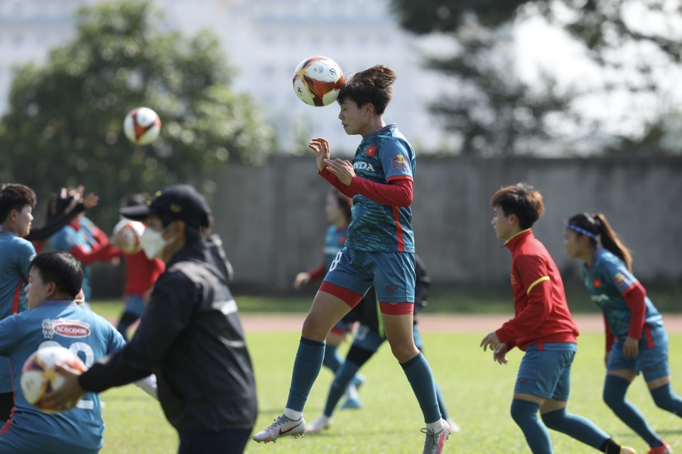 3 giờ chiều là khoảng thời gian mà ngay cả các đồng nghiệp nam của Huỳnh Như và các đồng đội phải e ngại, bởi đây là cao điểm nắng nóng trong một ngày ở Campuchia. (Ảnh: Minh Quyết/TTXVN)