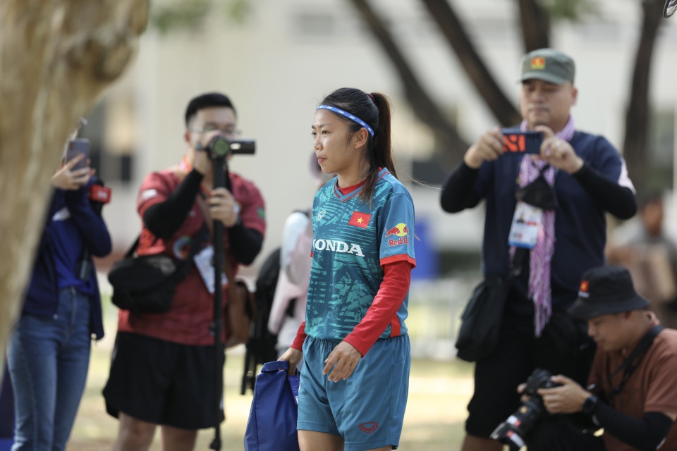 Đội trưởng Huỳnh Như có mặt cùng đồng đội trong buổi tập đầu tiên trên đất Campuchia. (Ảnh: Minh Quyết/TTXVN)