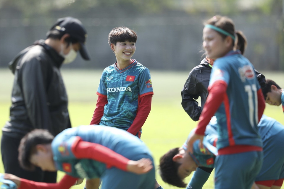 Cả đội có một tinh thần thoải mái khi tham dự buổi tập đầu tiên trên đất Campuchia. (Ảnh: Minh Quyết/TTXVN)